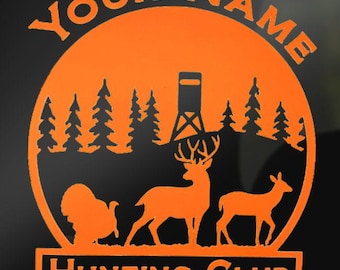 Puede incluir: Logotipo de club de caza naranja y negro con el texto "YOUR NAME HUNTING CLUB". El logotipo presenta un ciervo, un pavo, una plataforma de árbol y árboles.
