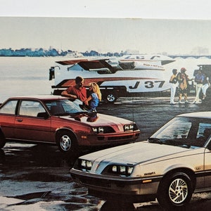 1984 Pontiac 2000 Sunbird et Sunbird LE vintage Postcard and Car Ad