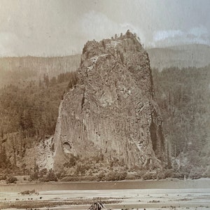 Castle Rock, Columbia River, Oregon, carte postale photo sépia vintage