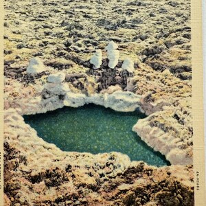 Piscine salée dans des lits de sel, monument national de la Vallée de la mort, pic du télescope au loin, Californie, carte postale en lin vintage
