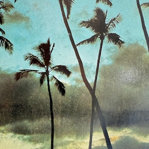 Carte postale Coucher de soleil à Hawaï, palmiers et nuages