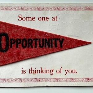 Quelqu’un chez OPPORTUNITY pense à vous, État de Washington, Felt Pennant vintage Carte postale