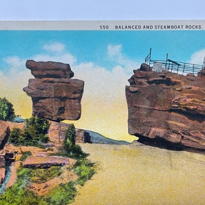 Balanced Rock et Steamboat Rock, Jardin des Dieux, Colorado Springs, Colorado, carte postale vintage