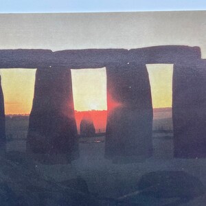 Stonehenge, Wiltshire, lever de soleil sur la pierre au talon, carte postale vintage