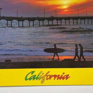 Carte postale vintage Surfeurs, jetée et coucher de soleil de la Californie