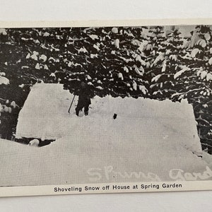 Shoveling Snow off House à Spring Garden, Illinois, carte postale vintage