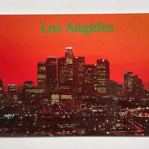 Carte postale vintage Coucher de soleil rouge derrière les toits du centre-ville de Los Angeles, vu du nord