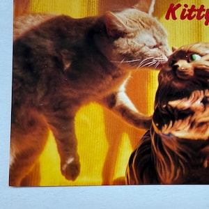 Kitty Kiss, chat mignon embrassant une statue de chat, carte postale vintage
