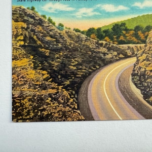 Carte postale State Highway découpée dans la roche en Pennsylvanie, vintage