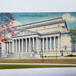 Carte postale en lin Archives nationales et fleurs de cerisier du Japon à Washington DC