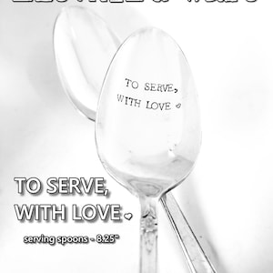 Peut inclure: Deux cuillères de service en argent avec le texte "To Serve, With Love" gravé à la main sur le devant. Les cuillères mesurent 8,25 pouces de long.