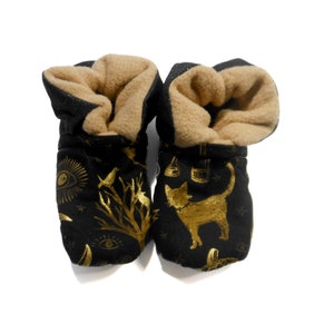 Witch&#39;s Cat Baby Booties (fits most 0 - 18 months)