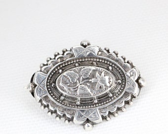 Broche decorativo victoriano antiguo de plata ornamentado - Circa: 1890