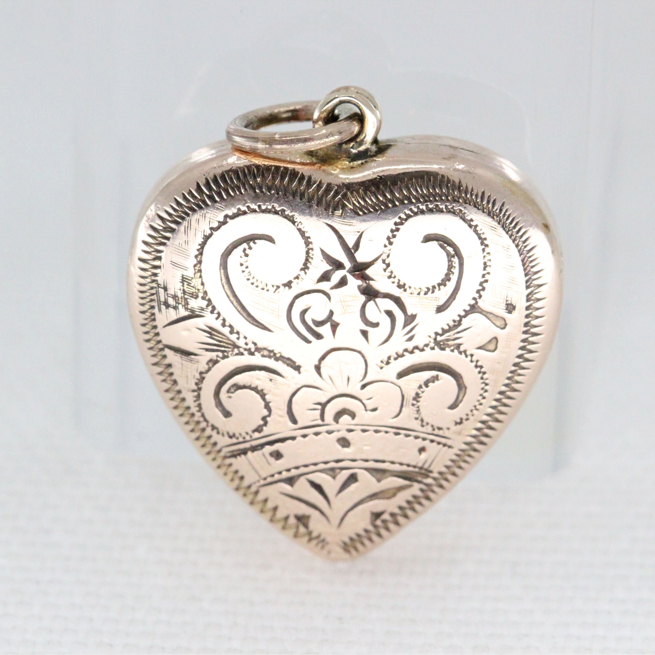 Vintage 9ct Gold Lined Engraved Heart 