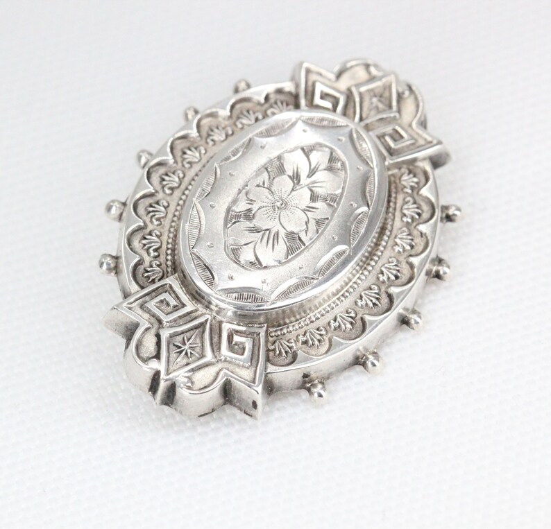 Antique Victorian Silver Ornate Decorative Brooch Circa: 1889 1906 zdjęcie 2