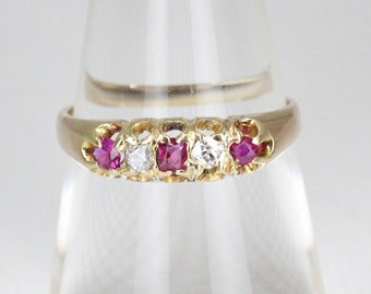 Bague ancienne en or jaune 18 carats avec rubis et diamants - Bague de style victorien Vers : 1900