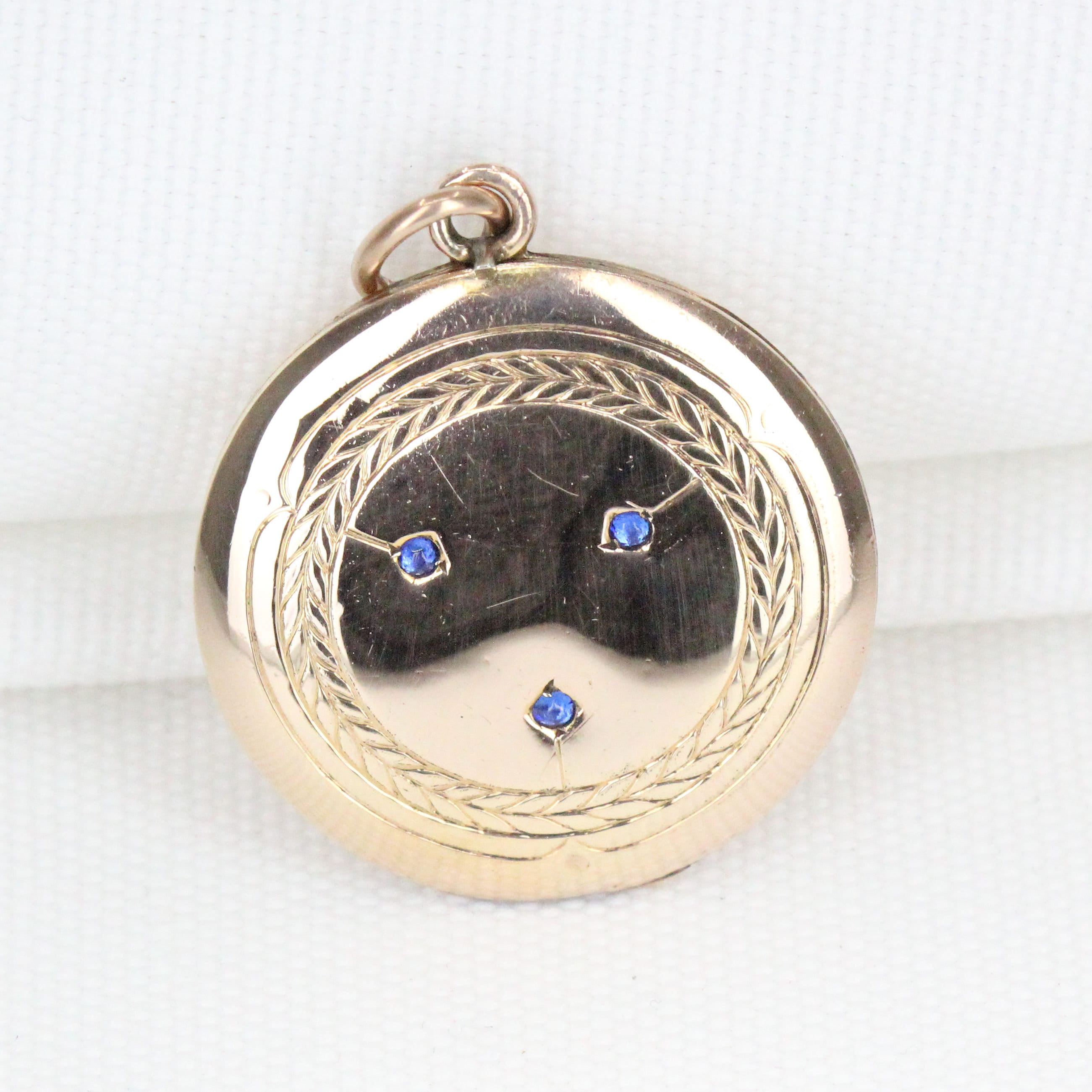 ビクトリア朝時代の金メッキのハート型ロケット（青いペースト入り