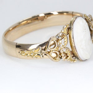 Puede incluir: Un brazalete de oro con un camafeo ovalado engastado en un dise&ntilde;o de filigrana.