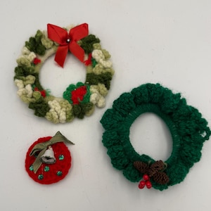 Juego vintage de 3 adornos navideños de ganchillo con forma de corona - Decoración navideña hecha a mano con hilo, piñas, campanas y lentejuelas.