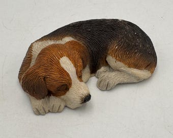 Figura de perro beagle durmiendo de Sandicast, Sandra Brue, 1999, escultura de cachorro en miniatura de 7,6 cm (3 pulgadas)