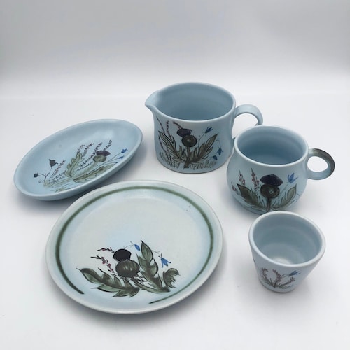 Choix vintage de poterie écossaise à motif chardon de Buchan - Grès du milieu du siècle - Voir la description pour plus de détails