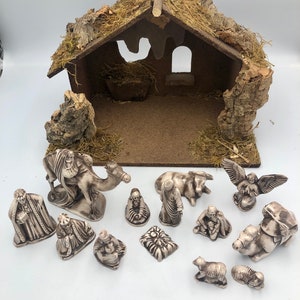 scène de crèche de Noël vintage 13 petites figurines en céramique en bois stable peint à la main glaçure brune