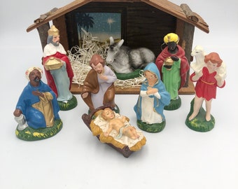 Vintage julkrubba Scen 8 Pappmachéfigurer i trästall 15 cm höga - De flesta figurer tillverkade i Japan