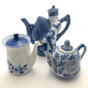 Elección de teteras asiáticas vintage azules y blancas de una sola porción