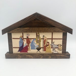 Vintage Holzstall mit Kreuzstich-Krippe - Wunderbare Vintage Handarbeitskunst