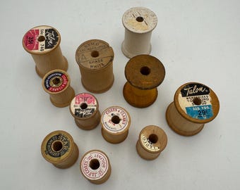 Lote de 11 carretes de hilo de madera vintage vacíos para coser (Talon Coats, Clark Belding, Corticelli Craft Supplies).