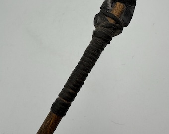 Flecha decorativa vintage de obsidiana de 65 cm con astil de madera, emplumado de plumas y detalles de piel con cuentas, estilo rústico del suroeste.