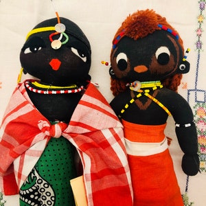 Paire de poupées en tissu Massaï du Kenya, homme et femme, vêtus de vêtements traditionnels et bijoux, carte d'informations incluse