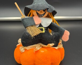 Bruja de Halloween vintage flocada sobre calabaza, hecha en Taiwán, figura de bruja de 10 cm, decoración retro.