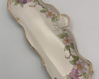 Plato de porcelana vintage pintado a mano con motivos florales, 1984, flores rosas, uvas moradas, borde dorado, bandeja ovalada firmada.