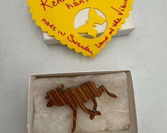 Vintage schwedische Elch-Holzbrosche, Anstecknadel, Kenny's Hantverk, hergestellt in Schweden, skandinavischer Volkskunstschmuck