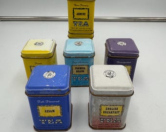 Vintage-Set mit 7 Mini-Teedosen von John Wagner & Sons – farbenfrohe Werbedosen für Assam, Jasmin, Oolong und Orange Pekoe