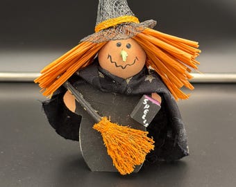 Figura vintage de bruja de Halloween, de madera, paja, con pelo, libro de hechizos y escoba, arte popular, decoración de otoño, 5 pulgadas.