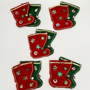 Vintage paar minikerstsokken - groen en rood vilt met pailletten en rinkelbellen - geweldige cadeaukaarthouders - prijs voor 1 paar