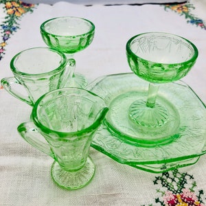 Vintage set van 6 Jennifer Miniatures Cameo Green Childs Set van Mosser Tall Sherbet Tall Creamer en Sugar Square Plates
