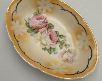 Plato ovalado pequeño vintage Leuchtenburg Alemania de 16,5 cm (6,5 pulgadas) color rosa melocotón brillante con diseño floral de rosas y borde festoneado.