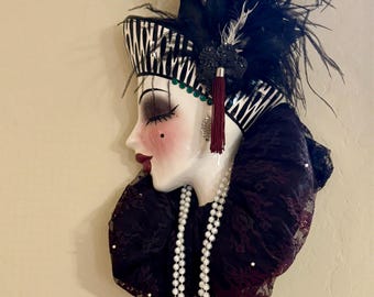 Vintage-Wandmaske im Art-déco-Stil aus Keramik, einzigartige Kreationen aus San Francisco, Federkopfschmuck, Perlenkette, limitierte Auflage
