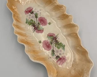 Plato ovalado de porcelana Wellsville vintage color melocotón brillante de 33 cm (13"), con flores de cardo rosa y borde festoneado, de Ohio.