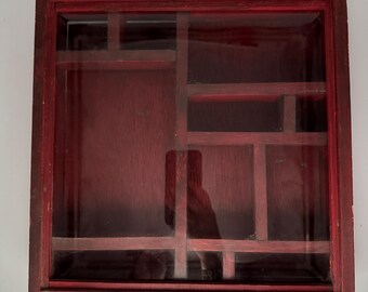 Vitrina de madera vintage con frontal de cristal, cuadrada de 33,6 cm (13,25 pulgadas), color rojo burdeos, ideal para miniaturas y objetos de colección.