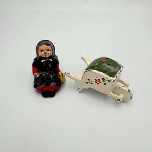 Vintage Salz- und Pfefferstreuer Gusseisen Frau mit Blumenwagen - Perfekt für Bauernhausdekor