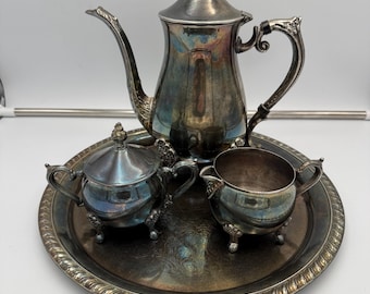 Juego de té vintage Leonard de plata de 4 piezas con detalles florales ornamentados, cafetera, lechera, azucarero y bandeja para servir.