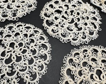 Vintage-Set mit 10 geklöppelten Deckchen – kleine elfenbeinfarbene, runde Blumenmuster, 3,5 Zoll, handgefertigte Spitzenapplikationen
