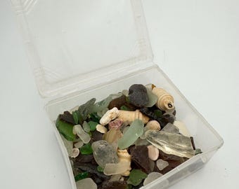 海の宝物のヴィンテージボックス - 天然のタンブルシーグラスなど - さまざまなサイズと色 - ビーチの海の島の装飾