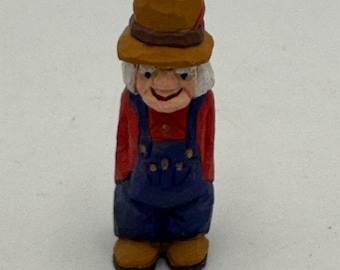 Vintage, 1996 handgeschnitzte Holzfigur eines Bauern, Volkskunst, Mann in blauer Latzhose, Miniatur-Holzschnitzerei