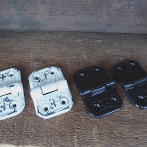 Set van 2 witte of zwarte metalen deurkasten sierlijke kleine scharnier decoratieve hardware ~ oude wereld Franse landelijke boho DIY-project
