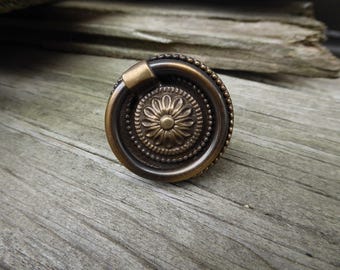Tirador de cajón pequeño de latón antiguo dorado con anillo ornamentado, inspirado en el estilo vintage y el antiguo mundo. Proyecto de bricolaje.